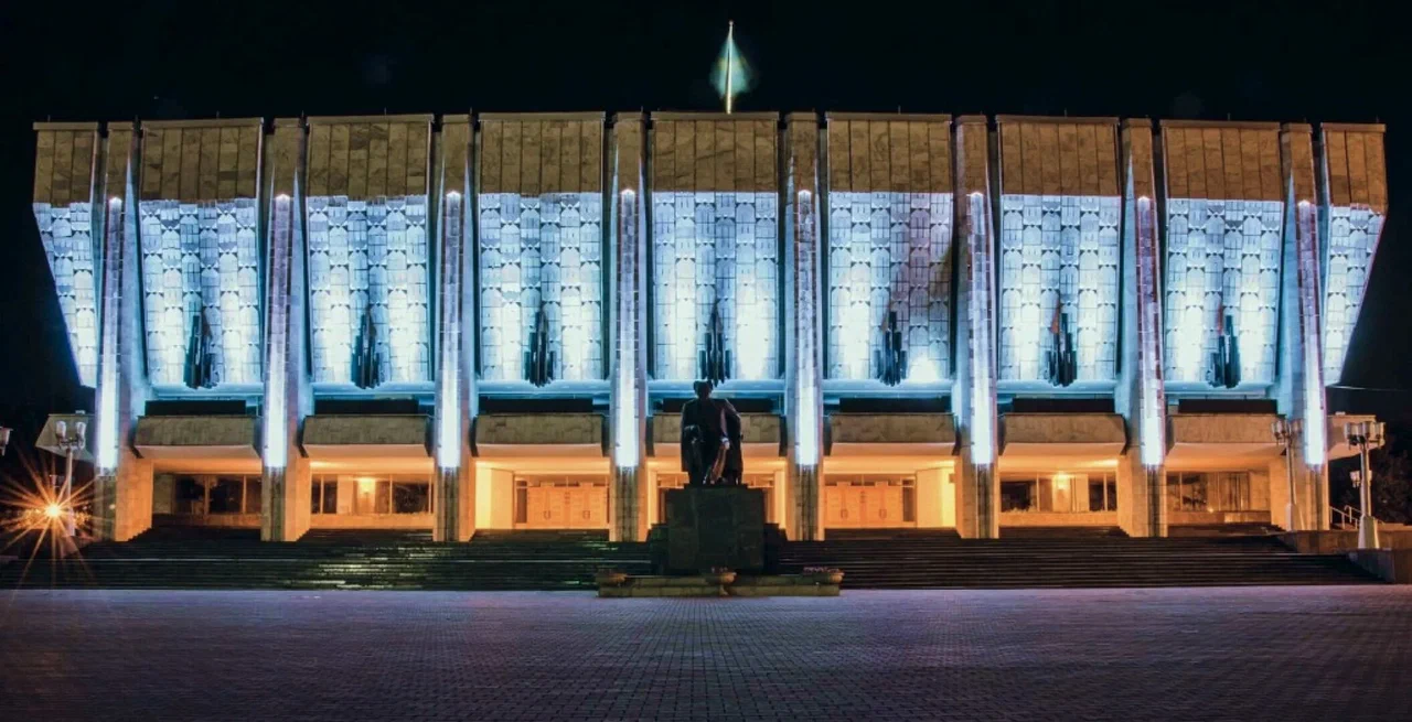 Театр имени Ауэзова в Алматы